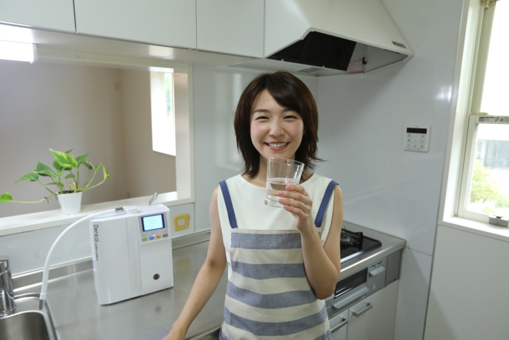 電解水素水を飲む女性